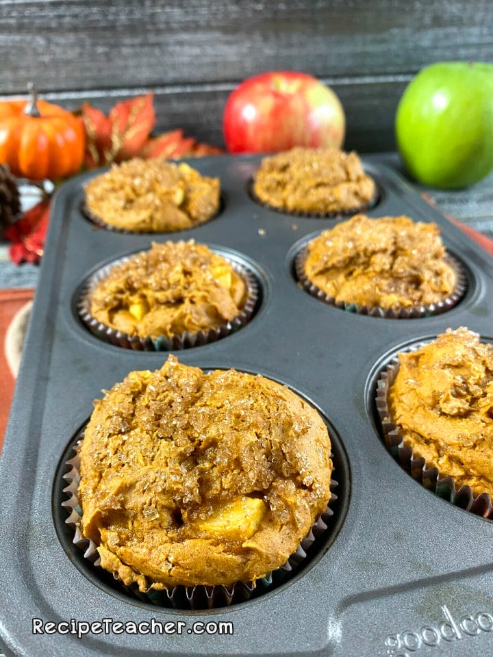 Recipe for pumpkin spice muffins with fresh apples