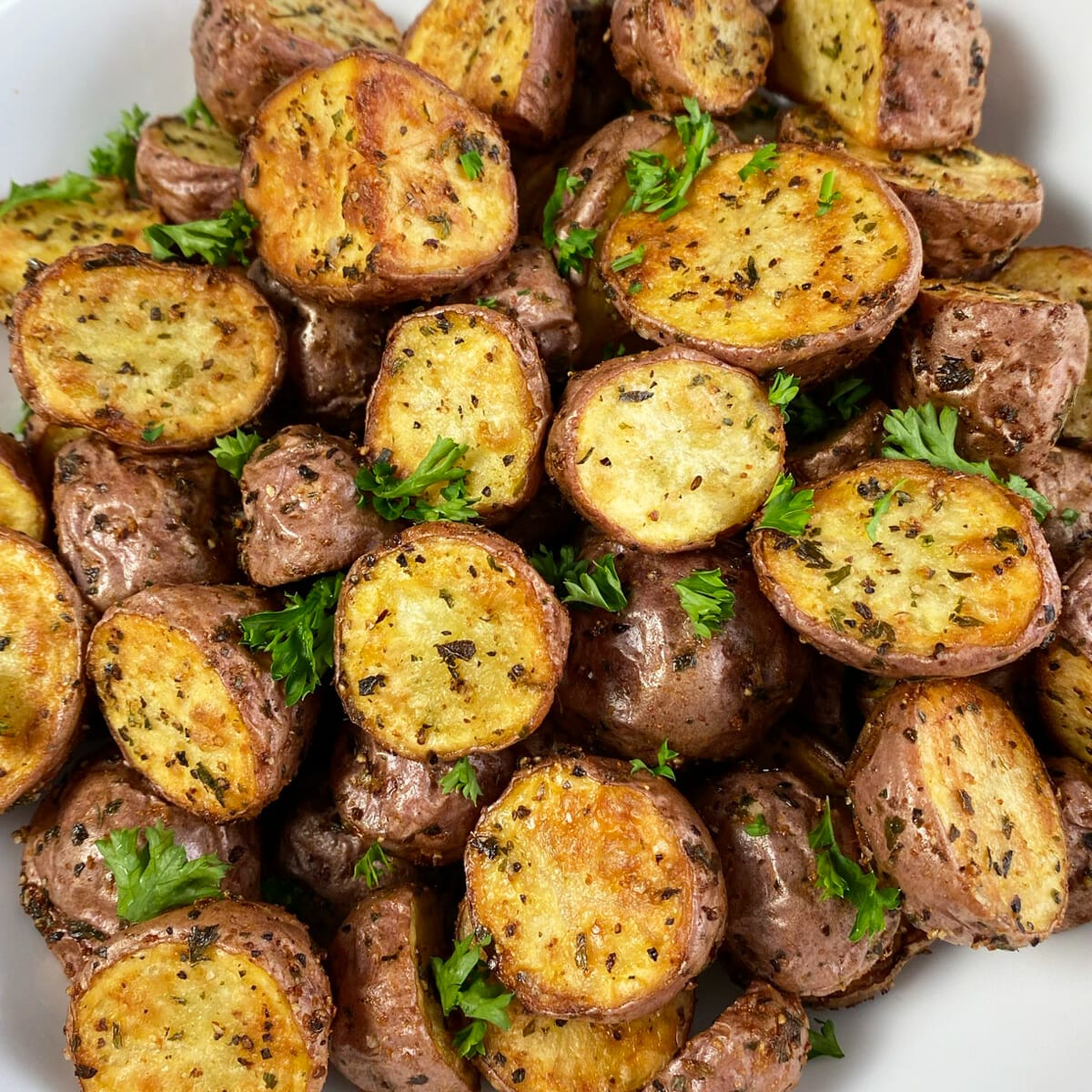 https://evuecezehrh.exactdn.com/wp-content/uploads/2021/02/irresistible-air-fryer-garlic-herb-potatoes-feature.jpg