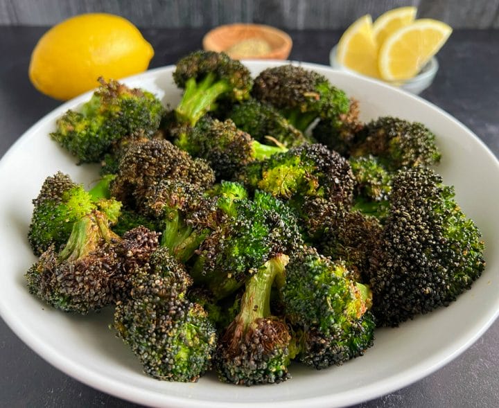 Recipe for air fryer roasted broccoli.