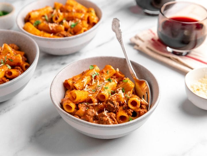 One-pot pasta with meat sauce served in bowls.