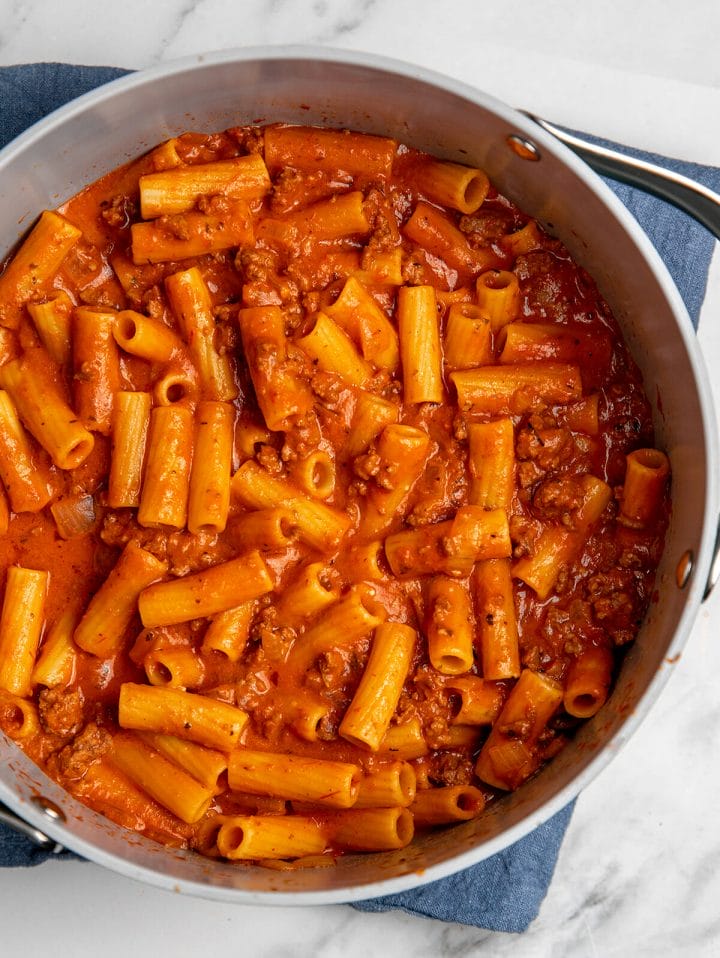 One-pot pasts with meat sauce.