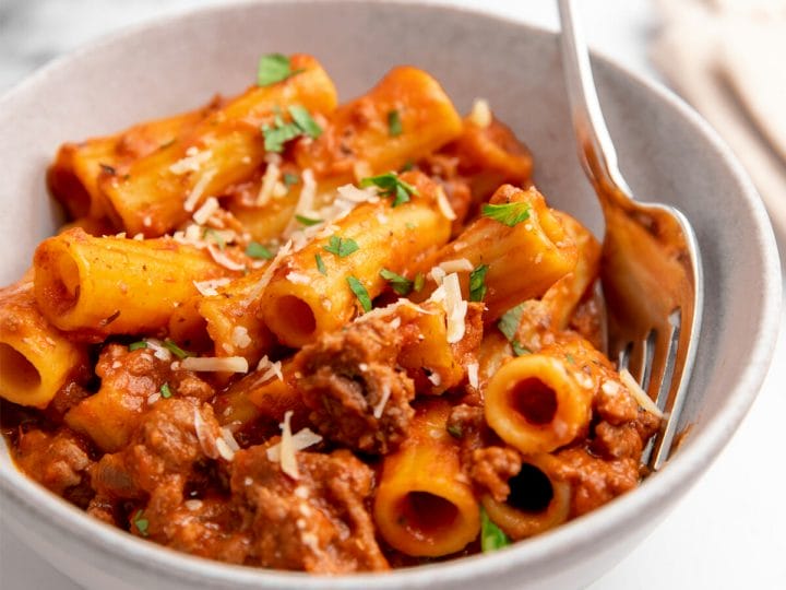A bowl of delicious one-pot pasta with meat sauce.