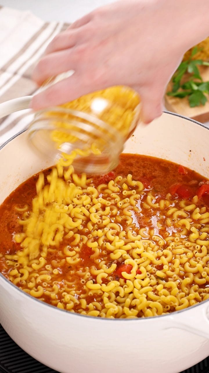 Adding macaroni to a recipe for American goulash