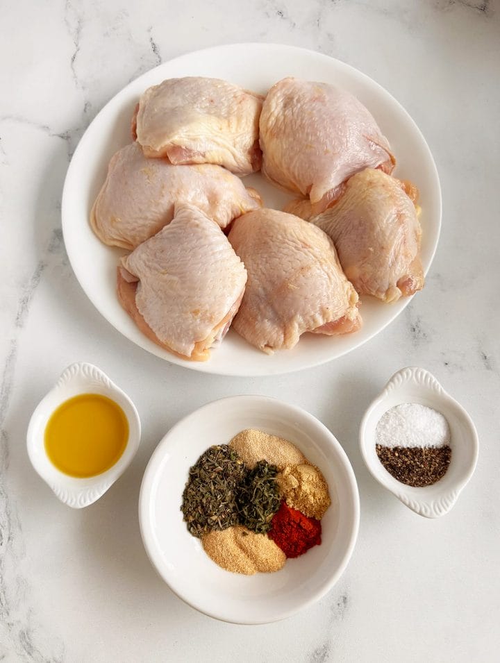 All the ingredients to make crispy and juicy oven baked chicken thighs